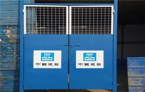 如何安全使用電梯防護門？